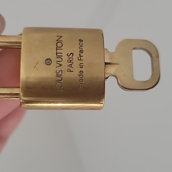 Authentic Louis Vuitton lock and key with chain - Picture 4 of 5